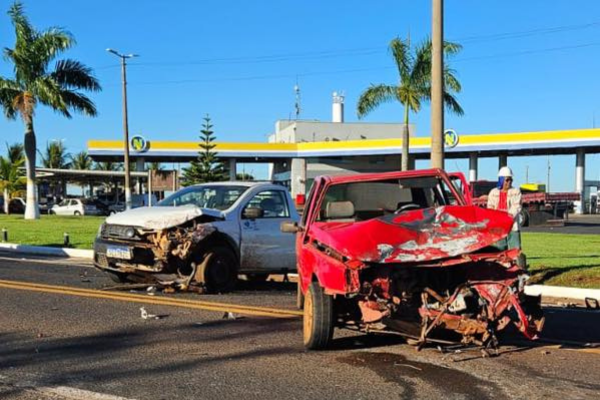 COLISÃO FRONTAL NA MGC-452 DEIXA UMA MULHER GRAVEMENTE FERIDA EM UBERLÂNDIA