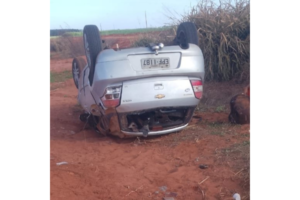 CONDUTOR FICA FERIDO APÓS CAPOTAR CARRO EM CURVA NA LMG-733, PRÓXIMO A FRUTAL