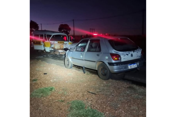 COLISÃO FRONTAL ENTRE FIESTA E KOMBI ESCOLAR DEIXA FERIDOS NA MG-255 ENTRE ITURAMA E SÃO FRANCISCO DE SALES