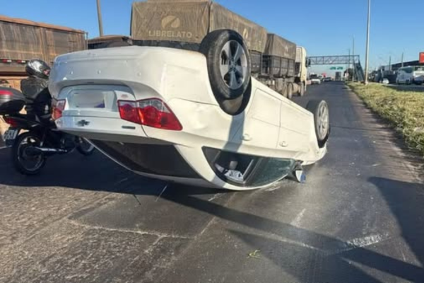 MOTORISTA EMBRIAGADO CAPOTA CARRO NA BR-050 EM UBERLÂNDIA E FOGE DO LOCAL