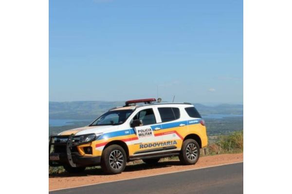 COLISÃO ENTRE GOL E CAMINHONETE COM REBOQUE DE BARCO DEIXA FERIDO NA MG-255, EM FRUTAL