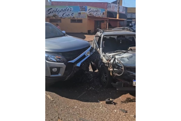CAMINHONETE COLIDE COM PARATI NO CRUZAMENTO DA AVENIDA JK COM A RUA TUPACIGUARA; NINGUÉM FICOU FERIDO