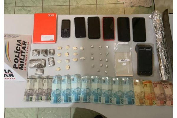POLÍCIA MILITAR APREENDE DROGAS, DINHEIRO E MATERIAIS DO TRÁFICO EM COMENDADOR GOMES