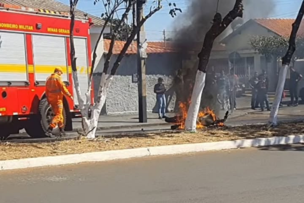 MOTO INCENDEIA NA AVENIDA RIO DE JANEIRO EM FRUTAL; NINGUÉM FICA FERIDO