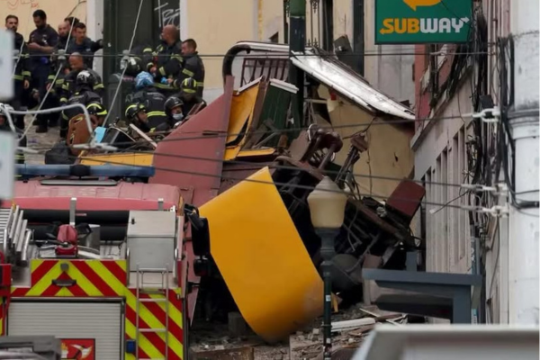 ELEVADOR DA GLÓRIA DESCARRILA EM LISBOA: 15 MORTOS E 18 FERIDOS