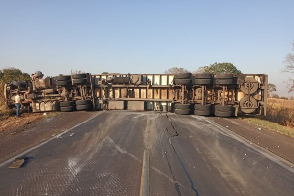COLISÃO ENTRE CAMINHÃO E CARRETA INTERDITA TOTALMENTE A BR-153 EM FRUTAL