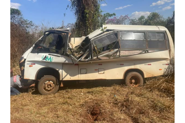MICRO-ÔNIBUS CAPOTA NA MGC-497 EM ITURAMA E DEIXA FERIDOS GRAVES