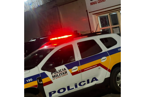 MOTOCICLISTA É PRESO POR TRÁFICO DE DROGAS APÓS TENTAR ESCONDER SACOLA EM CAIXA DE CORREIO EM FRUTAL