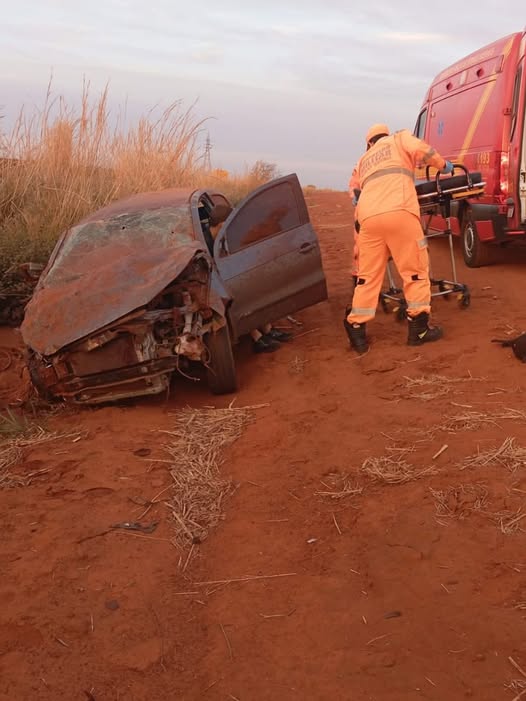 CONDUTOR FICA FERIDO APÓS CAPOTAR VEÍCULO NA LMG-733 ENTRE FRUTAL E PIRAJUBA