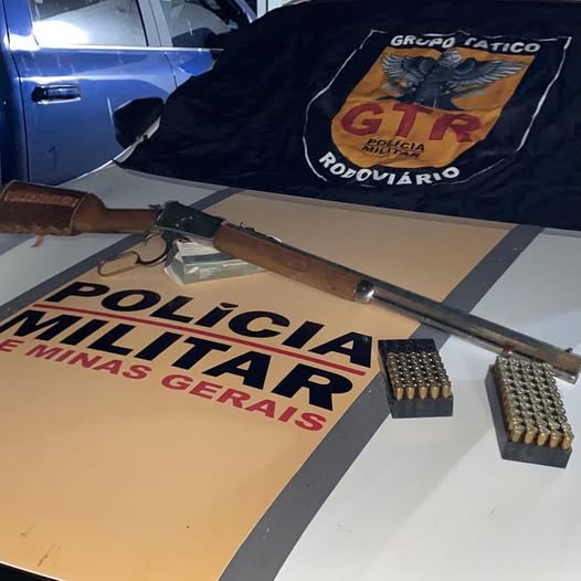 POLÍCIA MILITAR RODOVIÁRIA APREENDE FUZIL CALIBRE .44 DURANTE OPERAÇÃO NA MG-255, EM FRUTAL