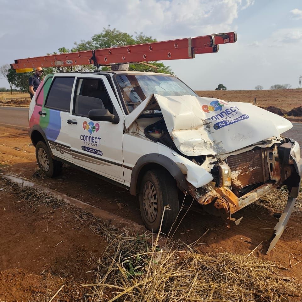MOTORISTA COCHILA AO VOLANTE E FIAT UNO COLIDE NA TRASEIRA DE CAMINHÃO EM ITUIUTABA