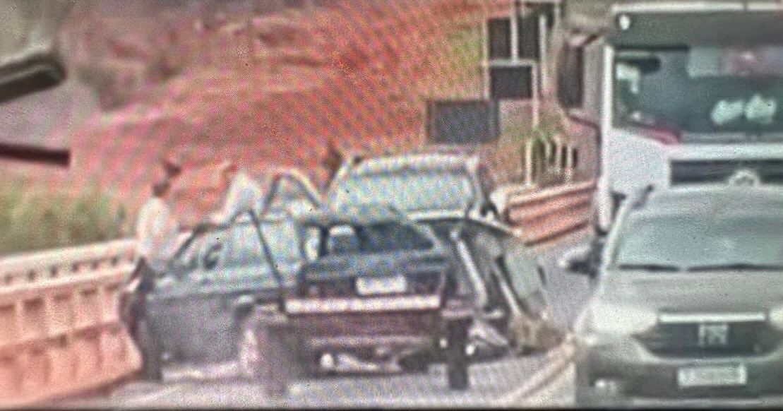 COLISÃO FRONTAL ENTRE CARRO E CAMINHONETE DEIXA HOMEM GRAVEMENTE FERIDO NA PONTE SOBRE O RIO GRANDE, EM PLANURA