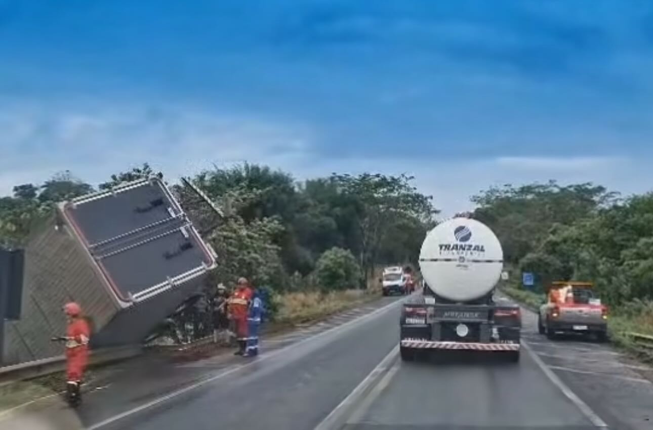 CAMINHÃO BAÚ TOMBA NA BR-153 NA MANHÃ DESTA QUINTA-FEIRA (9)