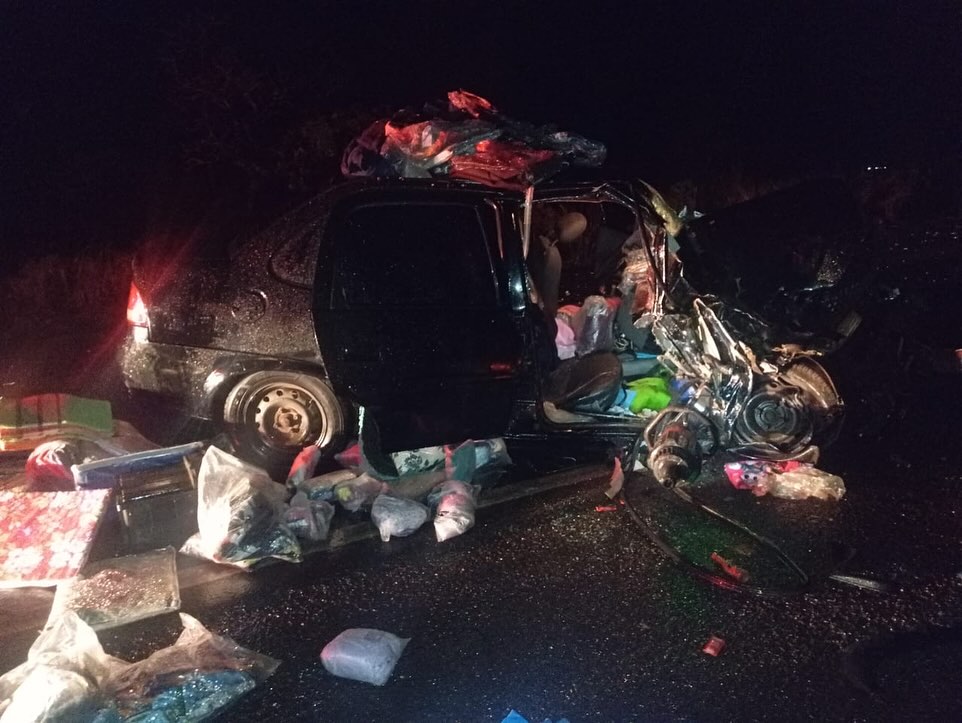 COLISÃO FRONTAL NA BR-364 EM FRUTAL DEIXA PASSAGEIRO PRESO ÀS FERRAGENS