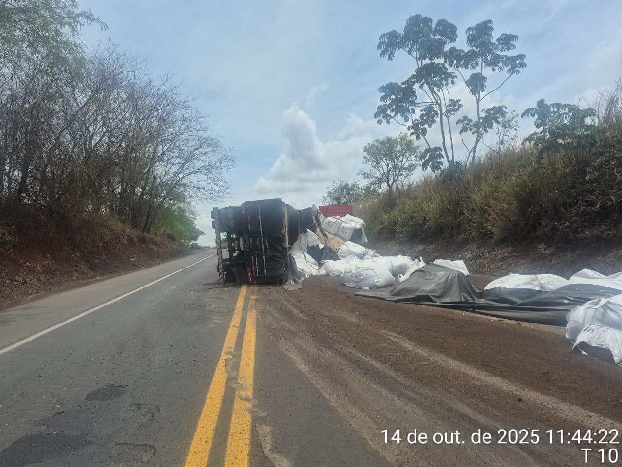 CARRETA TOMBADA NA BR-153 EM MONTE ALEGRE DE MINAS INTERDITA PARCIALMENTE A RODOVIA