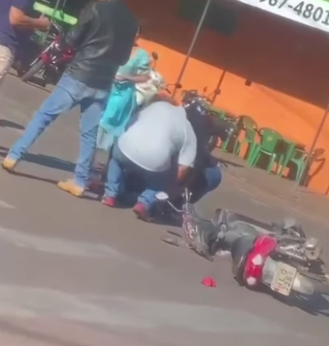 MULHER FICA FERIDA EM ACIDENTE ENTRE MOTO E VEÍCULO NO CENTRO DE FRUTAL