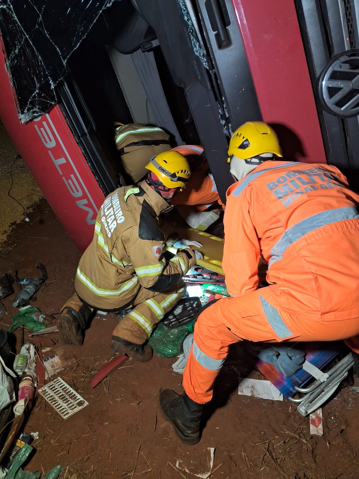 CAMINHÃO CARREGADO COM MILHO TOMBA NA MG-810 E MOTORISTA FICA FERIDO