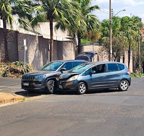 COLISÃO É REGISTRADA NA ESQUINA DAS RUAS FREI TEODÓSIO E CASSEMIRO DE ABREU, EM FRUTAL; NINGUÉM FICOU FERIDO
