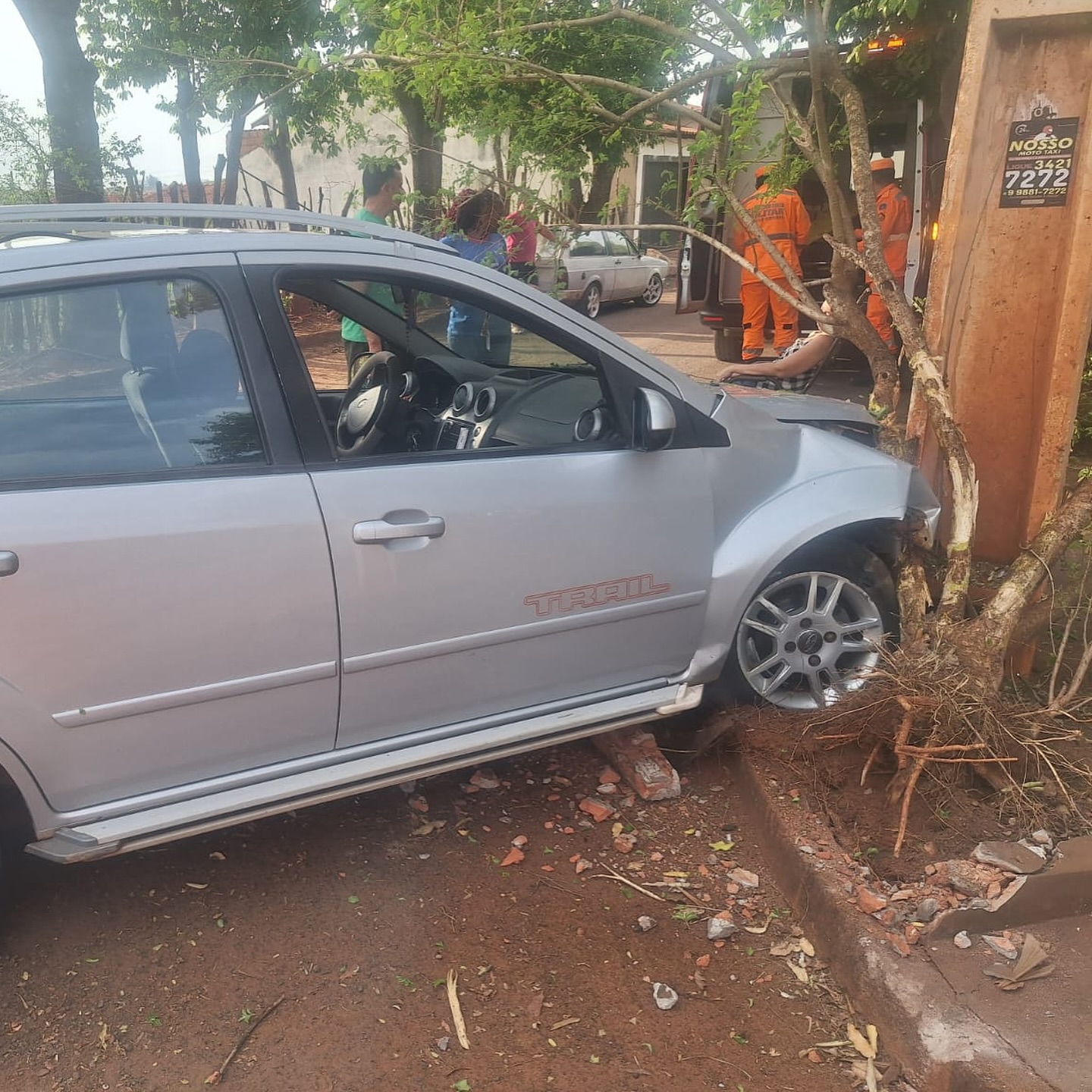 MOTORISTA COLIDE COM POSTE EM FRUTAL E É SOCORRIDA COM QUADRO DE HIPOGLICEMIA SEVERA