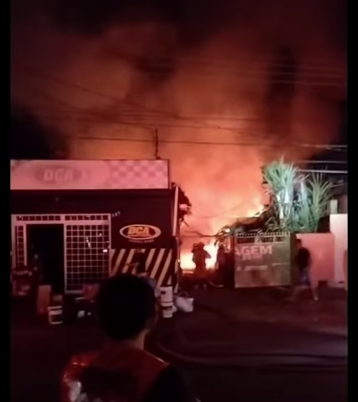 INCÊNDIO ATINGE FUNDOS DE COMÉRCIOS NA AVENIDA JK, EM FRUTAL; BOMBEIROS CONTROLAM AS CHAMAS