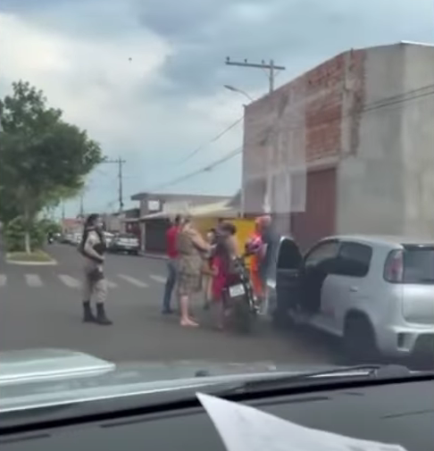 COLISÃO ENTRE CARRO E MOTO É REGISTRADA NA AVENIDA EUVALDO LODI EM FRUTAL
