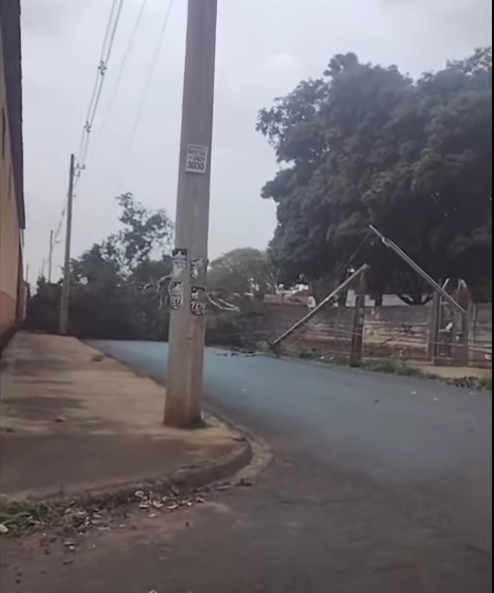 FIOS DE ALTA TENSÃO SE ROMPEM DURANTE TEMPESTADE E DEIXAM BAIRRO SEM ENERGIA EM FRUTAL