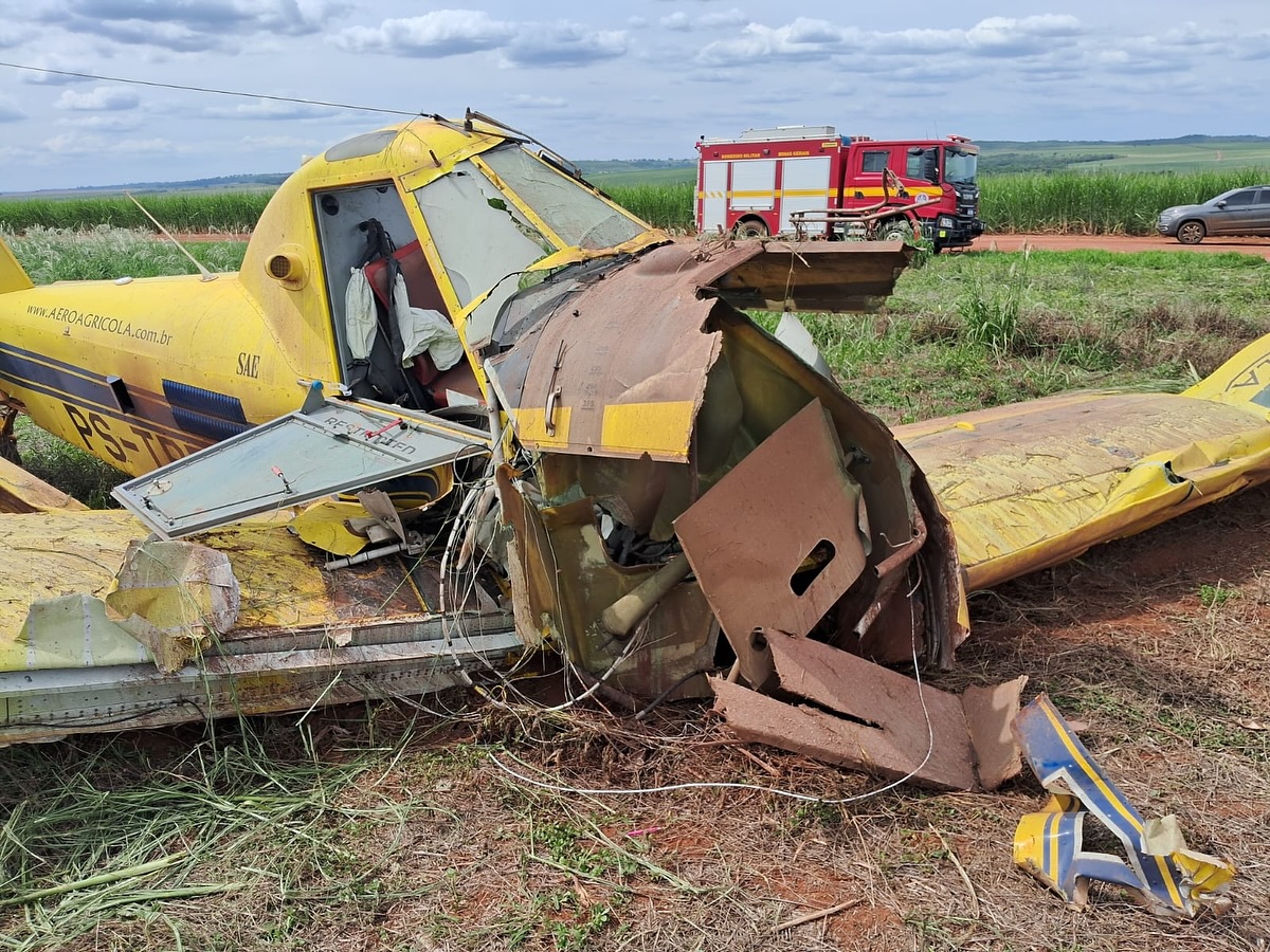 AVIÃO AGRÍCOLA CAI EM CAMPO FLORIDO; PILOTO É SOCORRIDO CONSCIENTE
