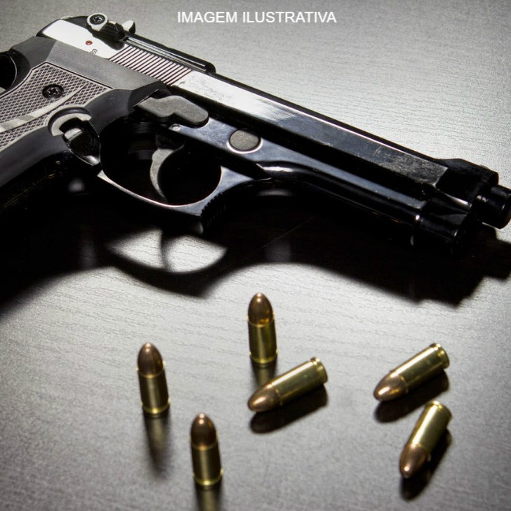 POLÍCIA MILITAR PRENDE HOMEM EM PLANURA POR POSSE ILEGAL DE ARMA, CRIME AMBIENTAL E AMEAÇA APÓS SUSPEITA DE DISPARO