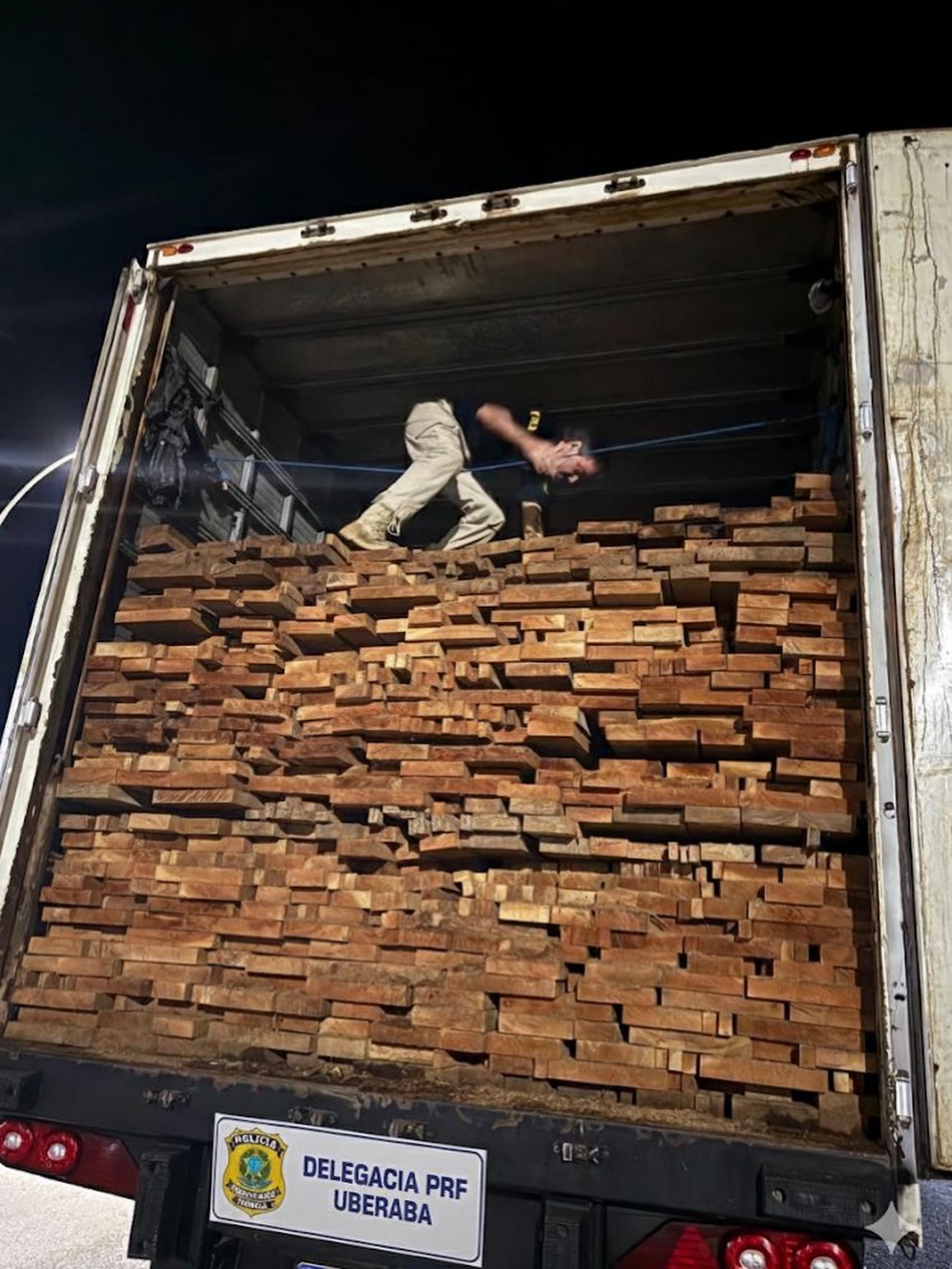 PRF APREENDE CARGA DE MADEIRA IRREGULAR NA REGIÃO DE PLANURA