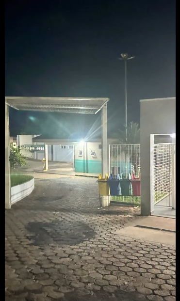 PORTÃO DO PRONTO-SOCORRO SE FECHA DURANTE ACESSO E ATINGE VEÍCULO EM MANOBRA DE ENTRADA