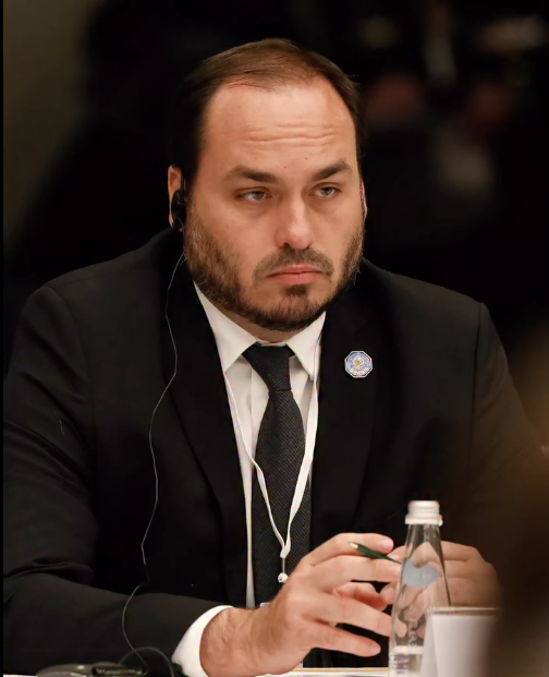 CARLOS BOLSONARO RENUNCIA AO MANDATO DE VEREADOR NO RIO E ANUNCIA PRETENSÃO DE DISPUTAR O SENADO POR SANTA CATARINA