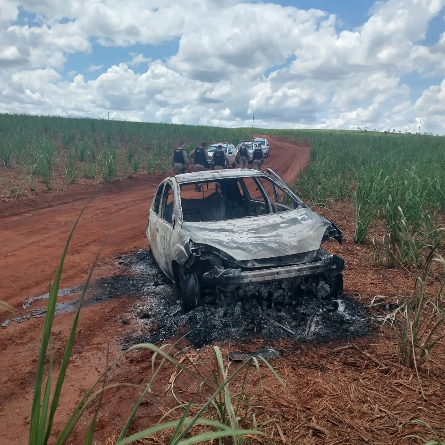 HOMEM É ENCONTRADO CARBONIZADO DENTRO DE CARRO NA ZONA RURAL DE COMENDADOR GOMES