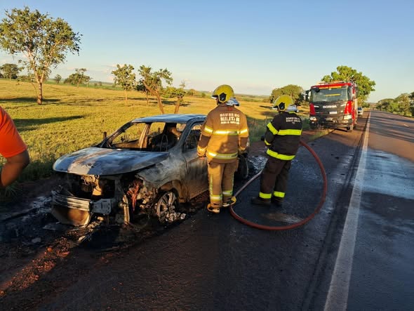 INCÊNDIO DESTRÓI COMPLETAMENTE CAMINHONETE NA MG-255 PRÓXIMO A FRUTAL