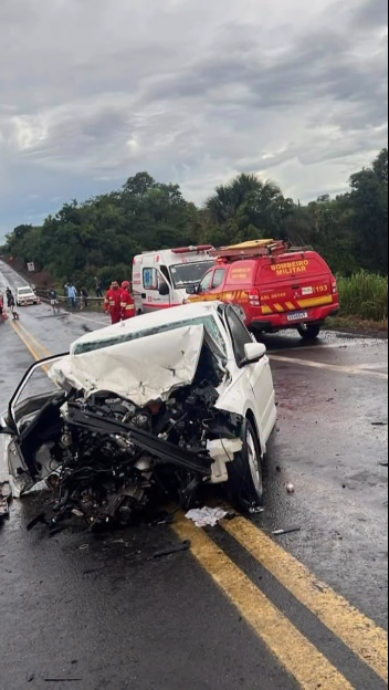 ACIDENTE COM TRÊS VEÍCULOS E CARRETA NA BR-153 EM PRATA DEIXA UM MORTO E INTERDITA RODOVIA