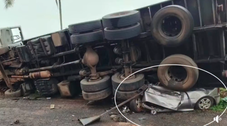 CAMINHÃO TOMBA SOBRE CARRO E MATA QUATRO HOMENS NA SP-322 EM MONTE AZUL PAULISTA