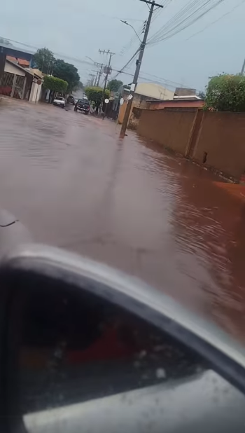 IMAGEM MOSTRA ALAGAMENTO NO CRUZAMENTO DAS RUAS JOÃO PINHEIRO E SANTOS DUMONT DURANTE CHUVA DE NATAL EM FRUTAL
