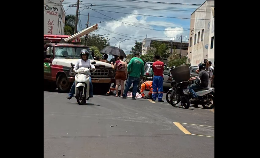 ACIDENTE ENTRE CAMINHONETE E MOTOCICLETA DEIXA MULHER FERIDA COM FRATURA EXPOSTA