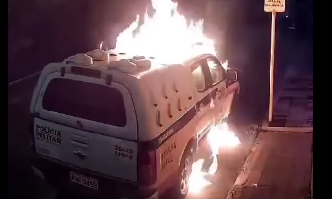 ADOLESCENTE ATEIA FOGO EM VIATURA DA POLÍCIA MILITAR EM ELÓI MENDES; JOVEM É BALEADO APÓS APONTAR ARMA PARA POLICIAIS E MORRE NO HOSPITAL