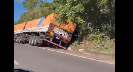 CARRETA BI-TREM TOMBA NA SERRINHA NA TARDE DE TERÇA-FEIRA; RODOVIA SEGUE LIBERADA