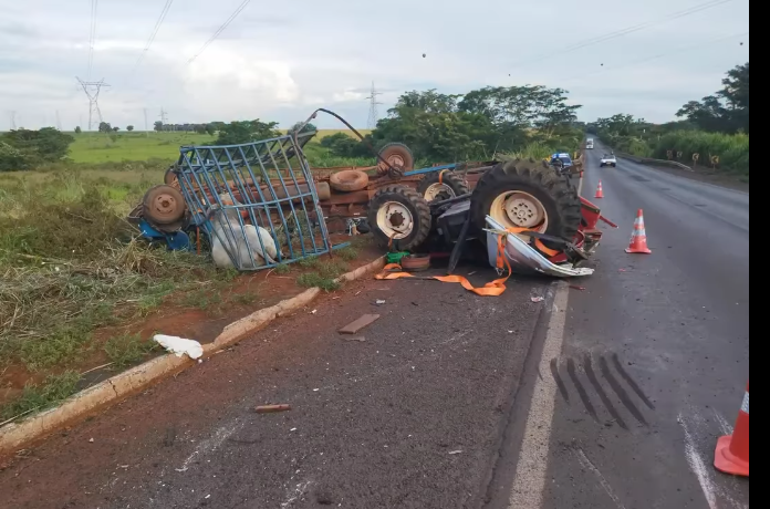 CAMINHÃO CAPOTA NO KM 9 DA BR-364 EM FRUTAL; DOIS FICAM FERIDOS E POLÍCIA RODOVIÁRIA FEDERAL ATENDE OCORRÊNCIA