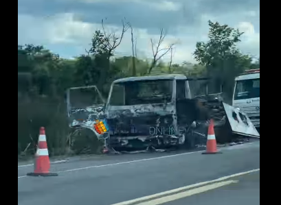 CAMINHÃO PEGA FOGO NA BR-153 A 43 KM DE FRUTAL; EQUIPES ATUAM NO LOCAL