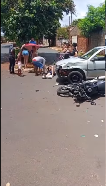 CORPO DE BOMBEIROS MILITAR DE MINAS GERAIS ATENDE ACIDENTE ENTRE CARRO E MOTO NA VILA ESPERANÇA EM FRUTAL; DUAS PESSOAS SÃO ENCAMINHADAS AO HOSPITAL FREI GABRIEL