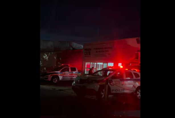 POLÍCIA MILITAR DE MINAS GERAIS REGISTRA OCORRÊNCIAS DE TRÁFICO DE DROGAS E PORTE ILEGAL DE ARMA EM PLANURA; TRÊS SÃO CONDUZIDOS À DELEGACIA