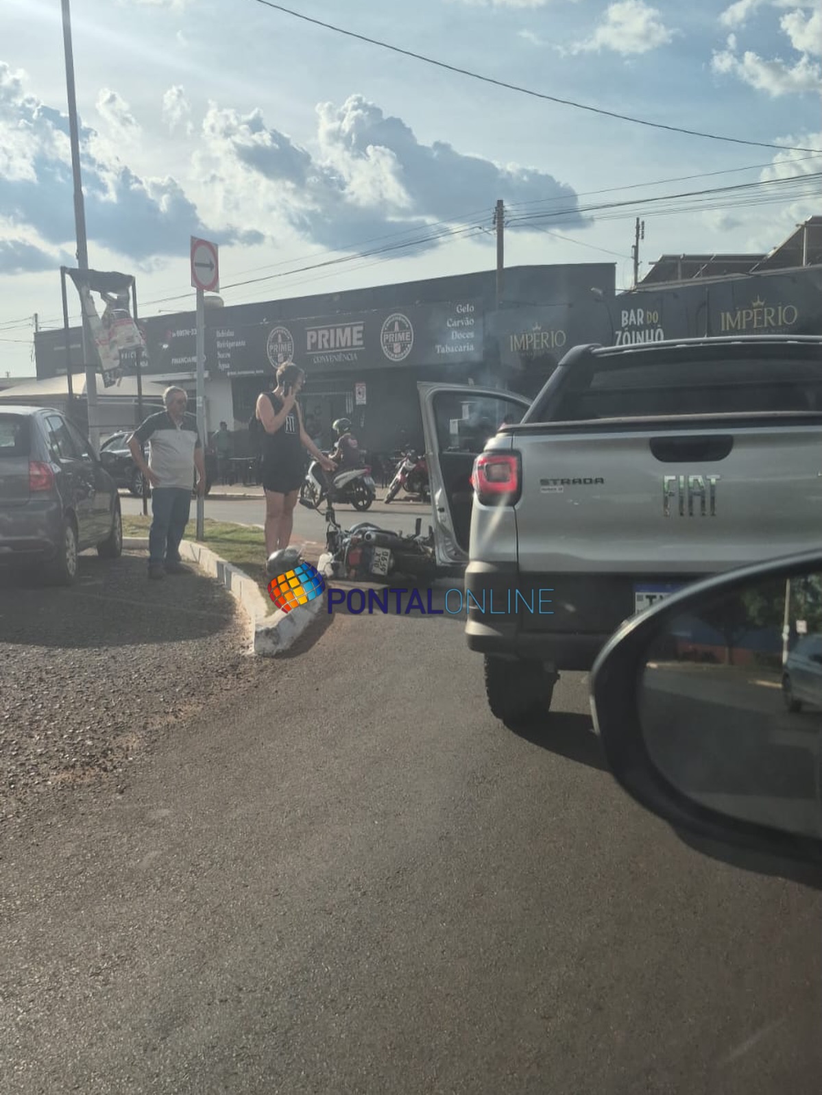 ACIDENTE ENTRE CARRO E MOTOCICLETA É REGISTRADO NA ROTATÓRIA DAS AVENIDAS JK E RIO DE JANEIRO