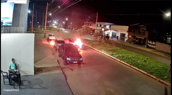 CARRO PEGA FOGO E ASSUSTA MORADORES NO MORADA DOS IPÊS EM FRUTAL
