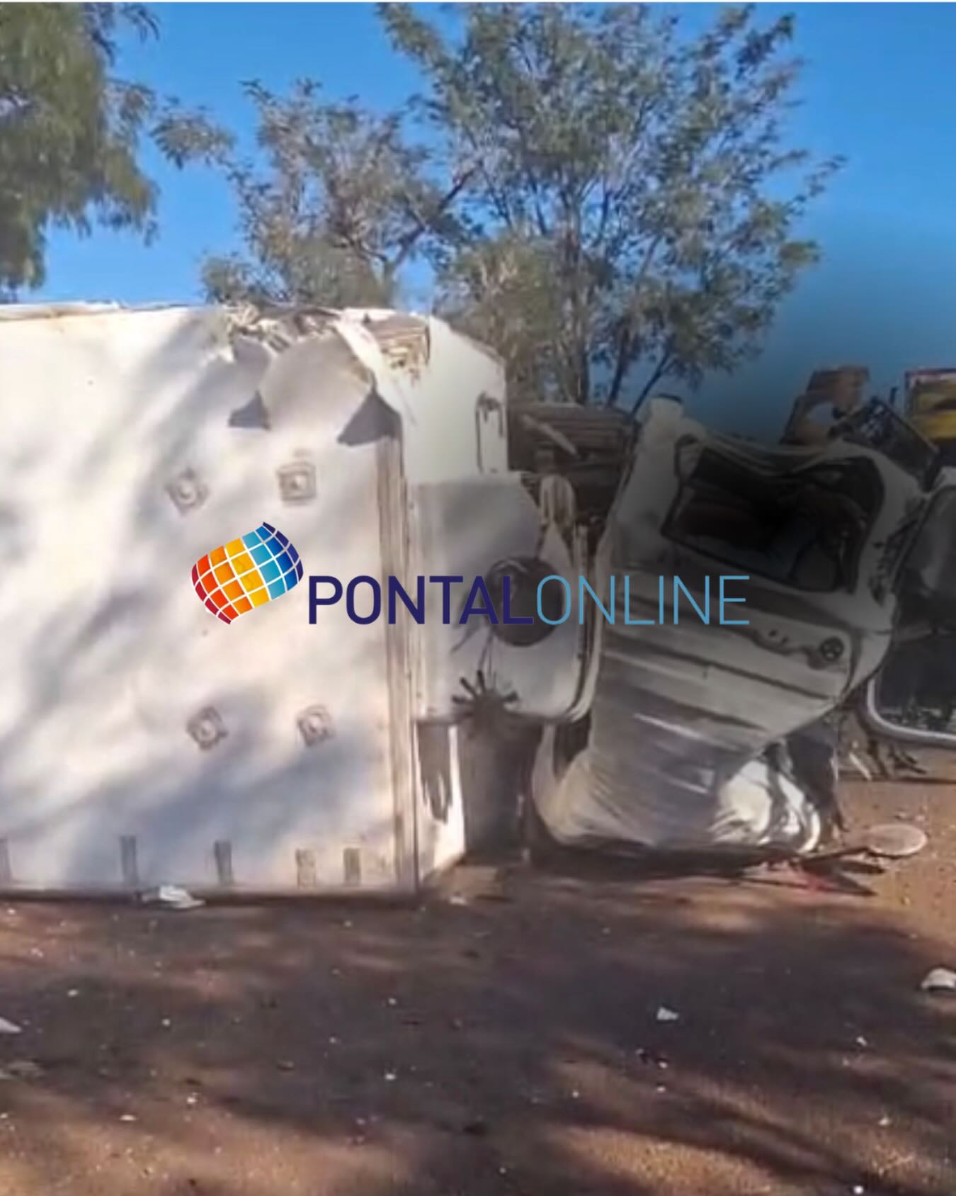 MOTORISTA MORRE APÓS BATER CAMINHONETE CONTRA ÁRVORE NA MG-255