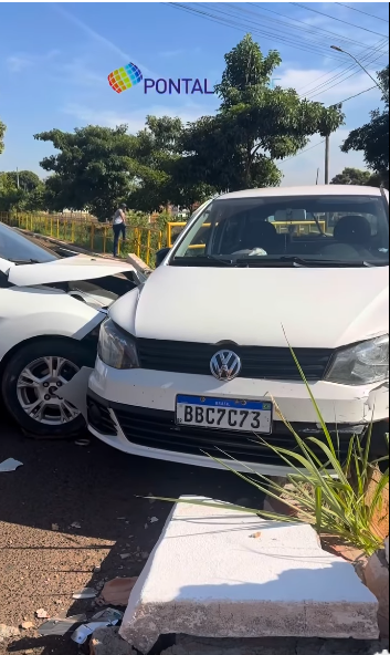 ACIDENTE ENTRE DOIS VEÍCULOS É REGISTRADO EM CRUZAMENTO DE FRUTAL