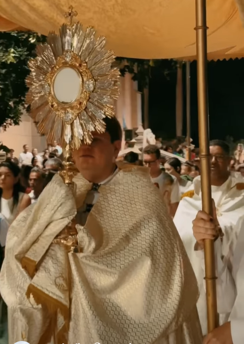 FIÉIS PARTICIPAM DE CELEBRAÇÃO E PROCISSÃO DE CORPUS CHRISTI NA IGREJA MATRIZ DE FRUTAL