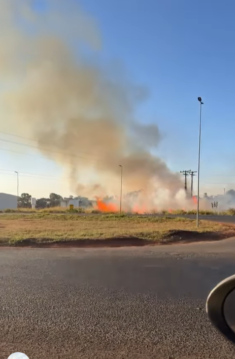 INCÊNDIO PRÓXIMO AO TREVO DO TABAPUÃ ACENDE ALERTA PARA MOTORISTAS