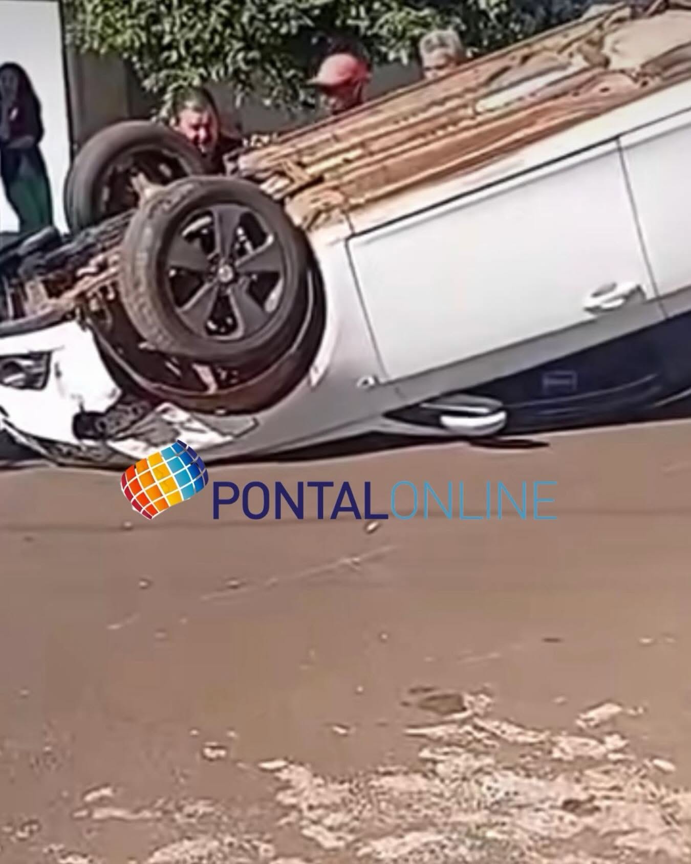 CARRO CAPOTA NO BAIRRO MORADA DOS IPÊS EM FRUTAL; NÃO HÁ VÍTIMAS